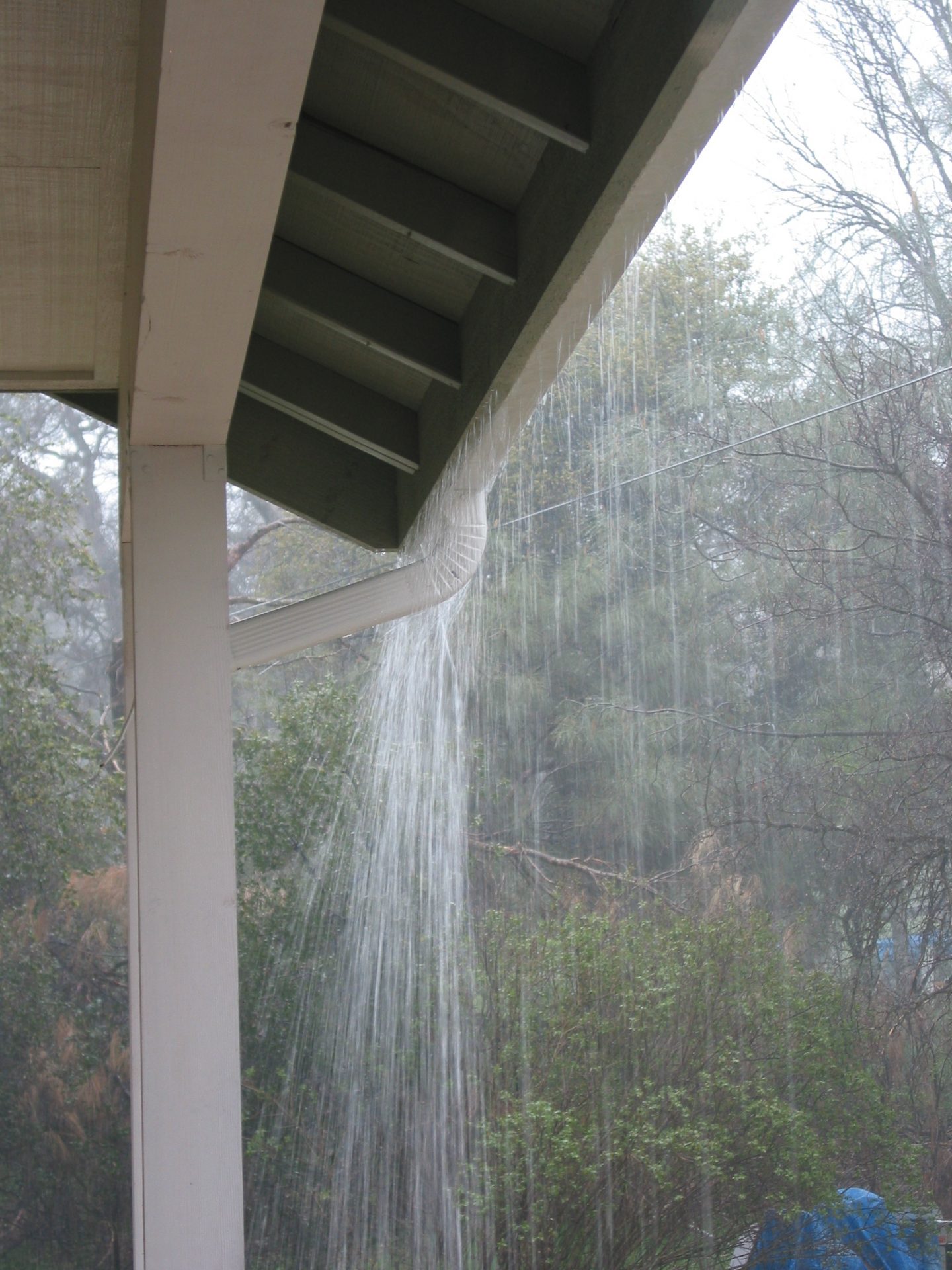 gutter-overflowing-from-rain